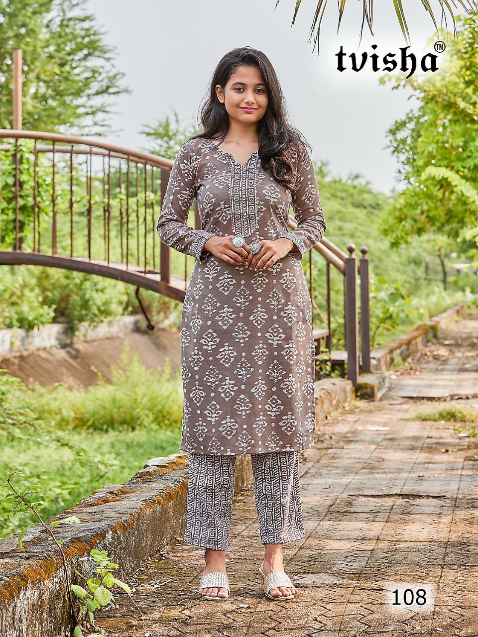 Women Green Cotton Silk Floral Foil Kurta With Pencil Pants